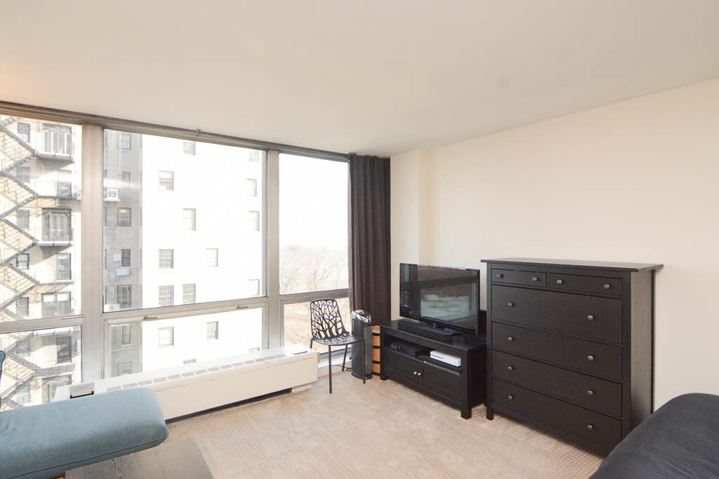 Building Photo - 2400 N Lakeview Ave