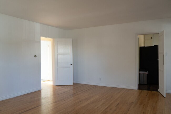 Building Photo - 2431 Walgrove Ave