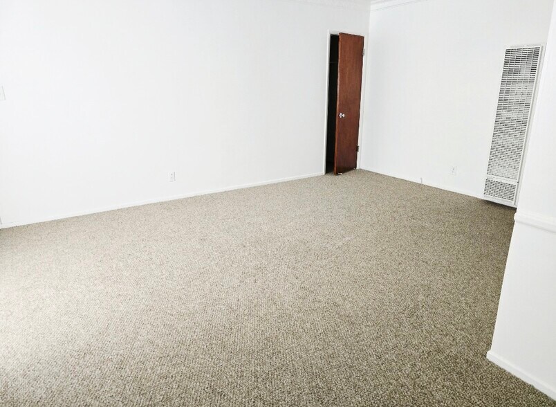 Living room with walk in closet - 1610 Preuss Rd