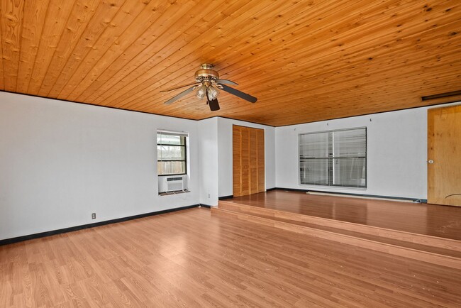 Building Photo - Spacious Studio 1 bath with Beautiful wood...