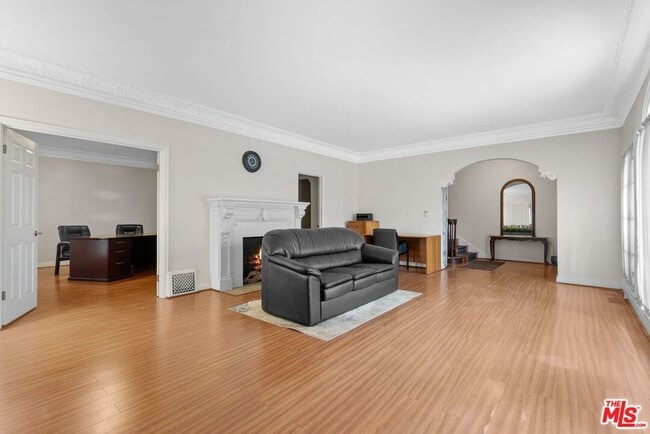 Building Photo - 727 Crenshaw Blvd