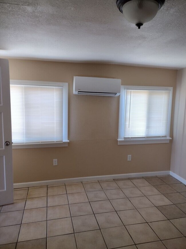 Building Photo - Cute 1 Bedroom in Great Location