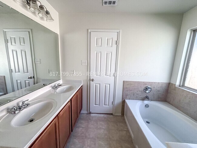 Building Photo - 617 Stirrup Bar Dr