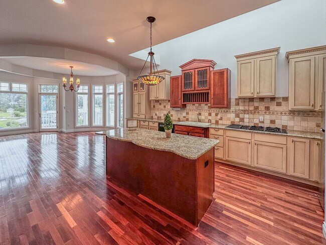 Building Photo - Lakeside Living!