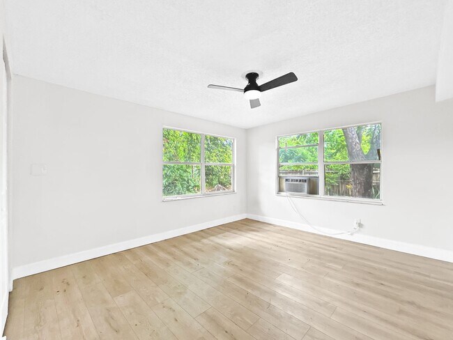 Building Photo - SECTION 8 ACCEPTED! Spacious Updated Home in St. Petersburg with a Large Backyard - 4bed | 2bed