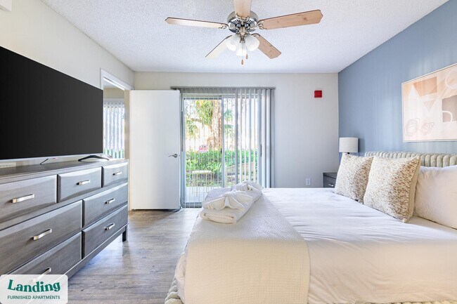 Building Photo - 1000 Palm Pl Dr NE