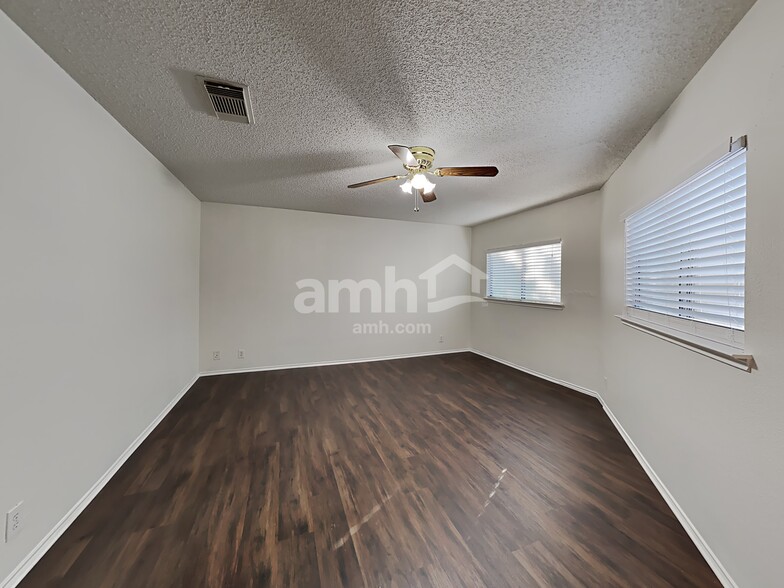 Building Photo - 33 Messenger Crk