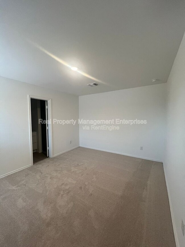 Building Photo - 14810 Razorbill Dr