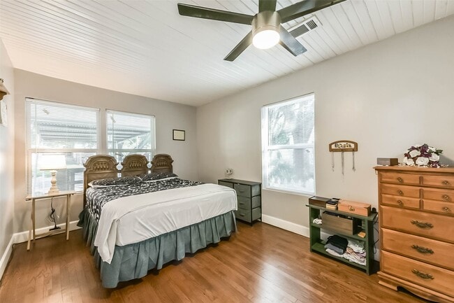 Building Photo - 1102 W Hart Ave