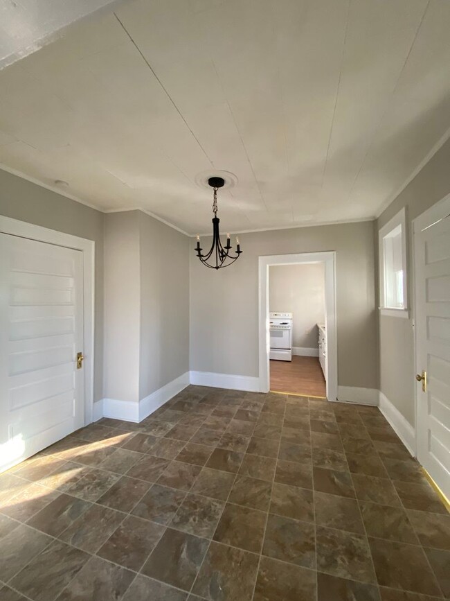 Building Photo - 927 Highland Ave