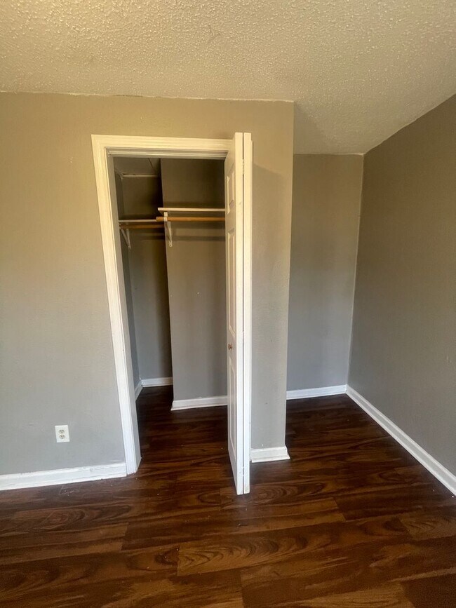 Building Photo - Cute 2 bedroom 1 bathroom house with detached garage Available