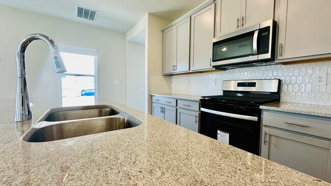Building Photo - 690 Gabby Pt SW