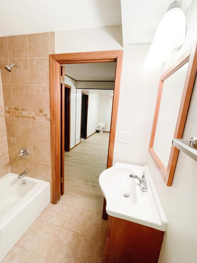 Building Photo - 1172 Highview Dr