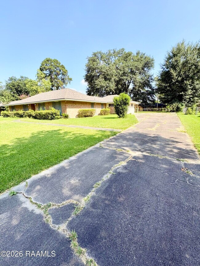 Building Photo - 10021 E Tampa Dr