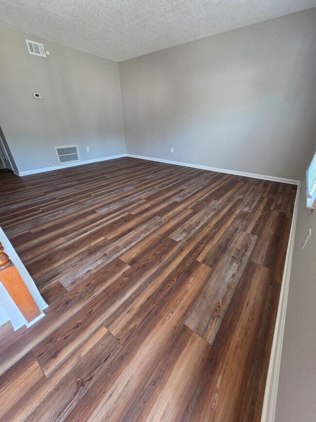 Building Photo - Move in Ready Townhouse l!