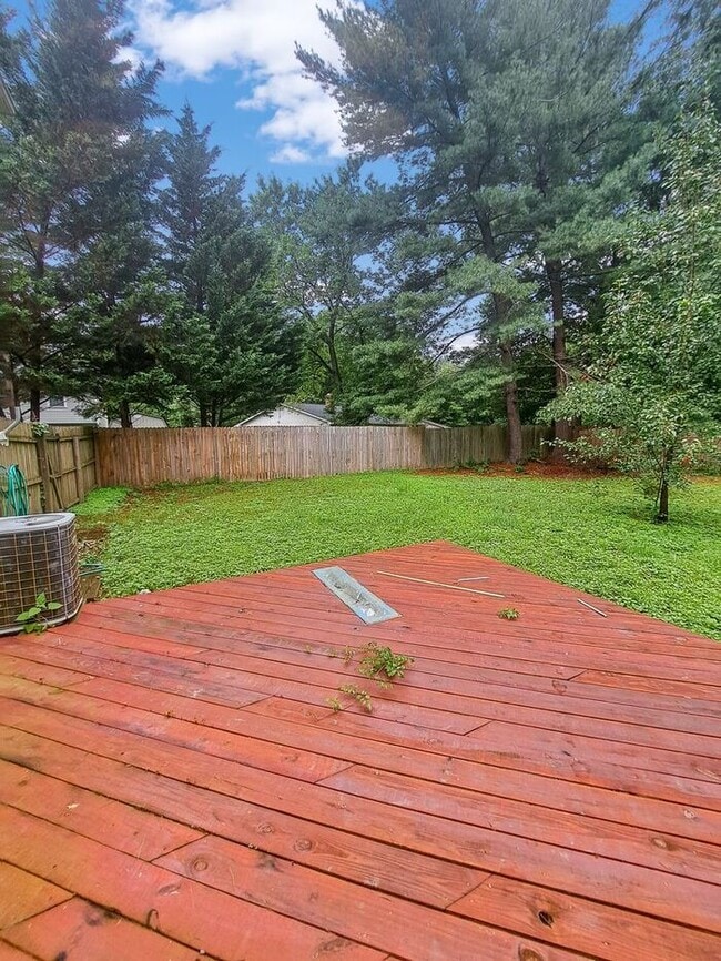 Building Photo - Gorgeous End Unit 2-Level Townhome in Wald...