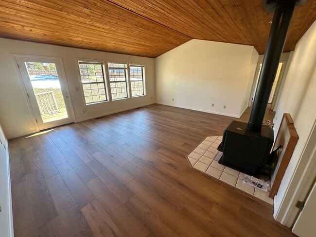 Building Photo - Long Term Glenshire Lease, 3 Bedroom House With Garage