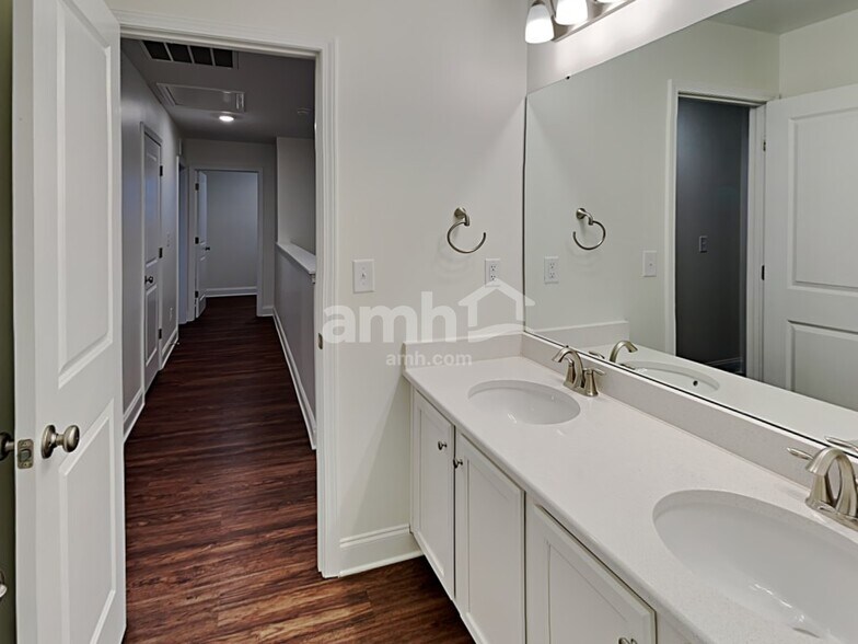 Building Photo - 146 Larragan Dr