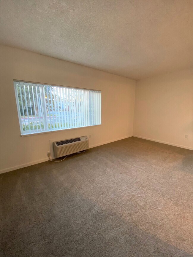 Building Photo - 300 Holcomb