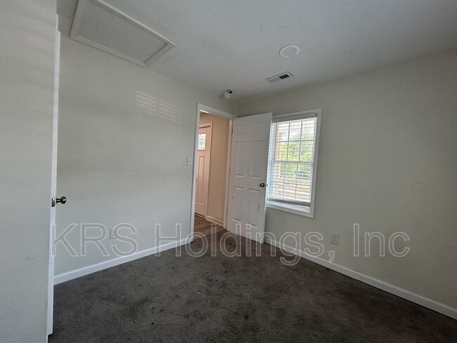 Building Photo - 622 Mason Ave