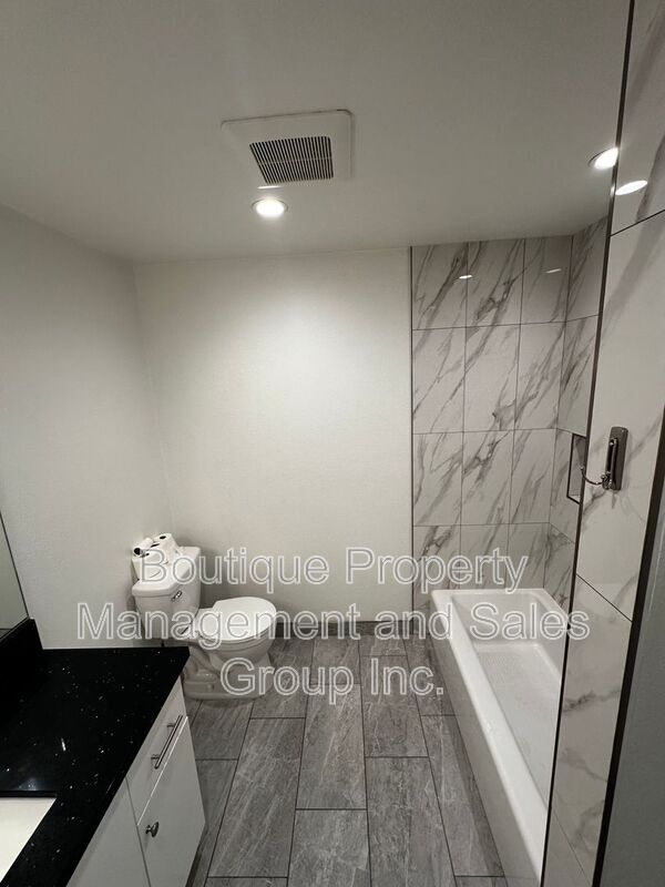 Building Photo - 301 N Tustin Ave