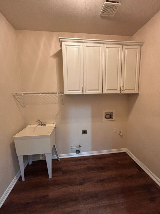 Building Photo - Beautiful 4BR 3.5BA Home w/ 3 Car Garage • Patio & Yard • 3 living areas in Grapevine