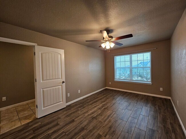 Building Photo - RENT REDUCTION - AVAILABLE NOW!