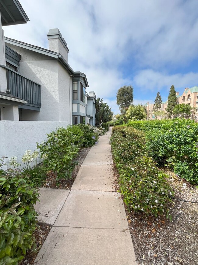 Building Photo - Beautiful 1 Bed 1 Bath In La Jolla