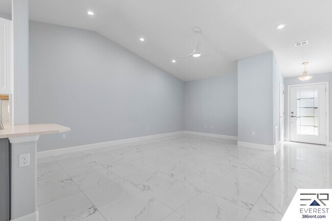 Building Photo - 10 Llovera Pl