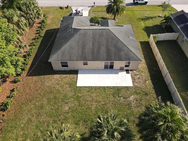 Building Photo - 1341 SW Oriole Ln