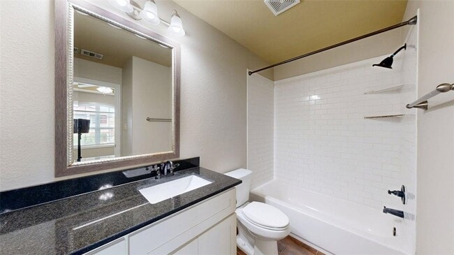 Building Photo - 108 Richards St