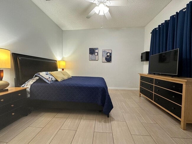 Building Photo - 717 Lake Wellington Dr