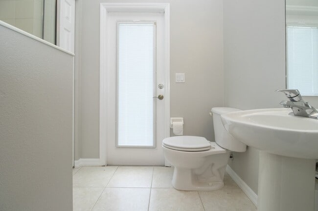 Building Photo - 4 bedroom 3 Bath Pool home in Lakewood Ran...