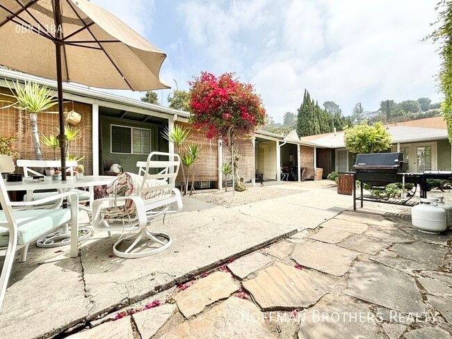 Building Photo - 2448 Beachwood Dr