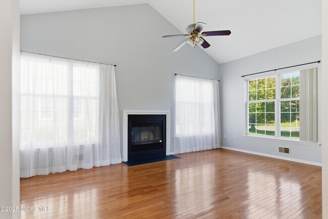 Building Photo - 857 Woodbury Dr