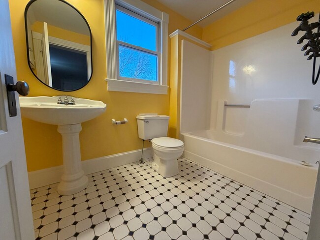 Building Photo - 5826 Railroad Ave