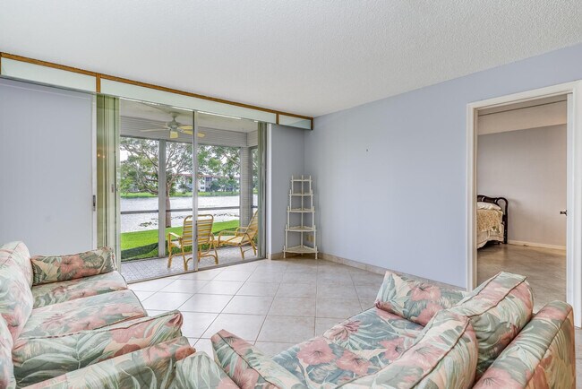 Building Photo - 9500 N Hollybrook Lake Dr