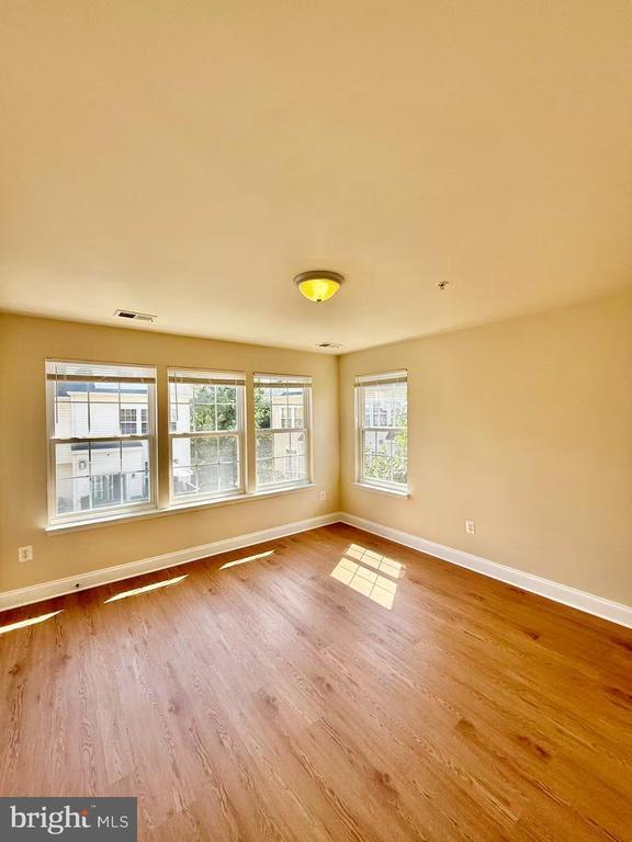Building Photo - 11818 Regents Park Dr