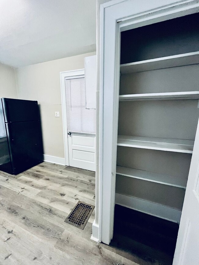 Building Photo - Two Bedroom House with Detached Garage-Section 8 Accepted