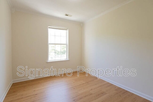 Building Photo - 405 Lakeview Ct