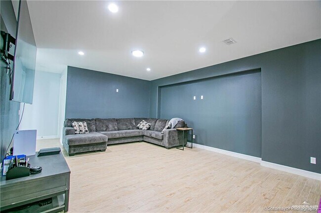 Building Photo - 22 E St