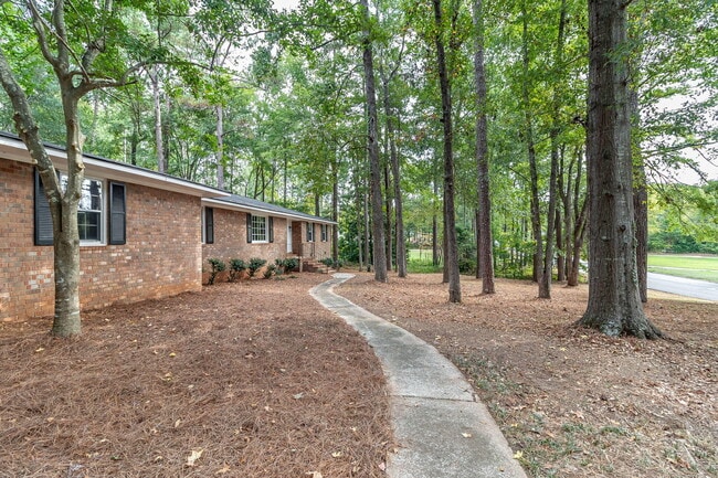 Building Photo - 4375 Lake Idylwilde Dr