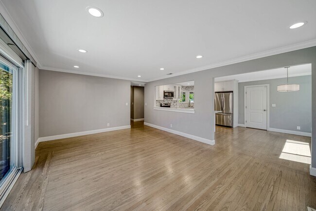 Building Photo - 5741 Seifert Ave