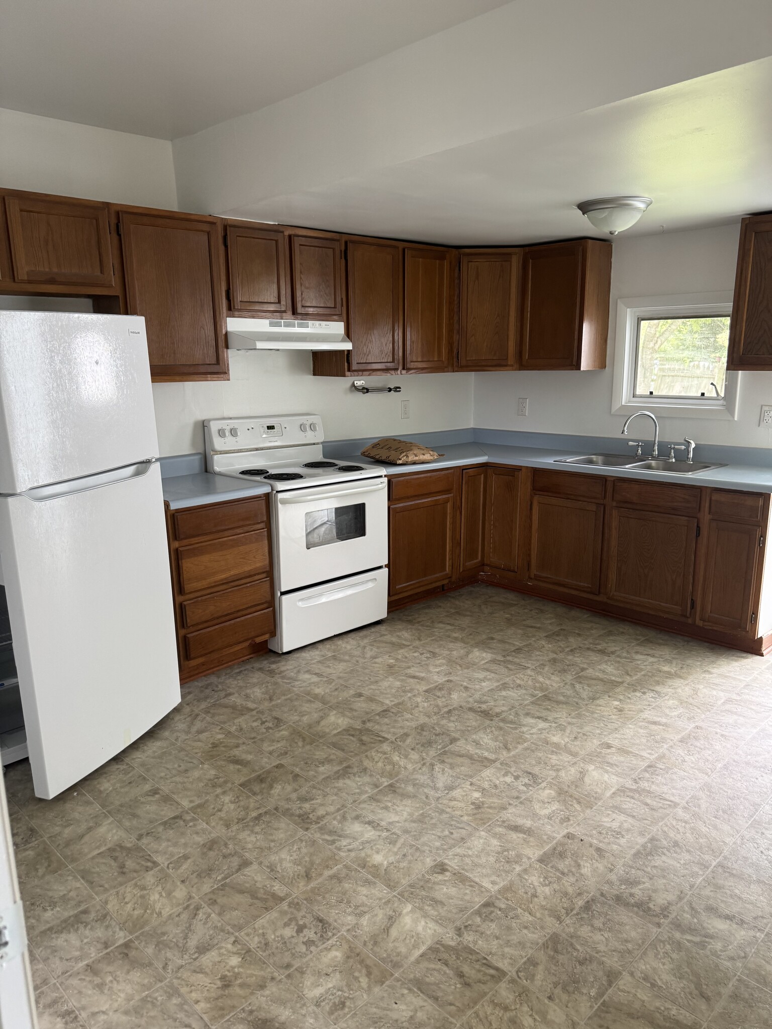 Kitchen - 211 Greenridge Rd