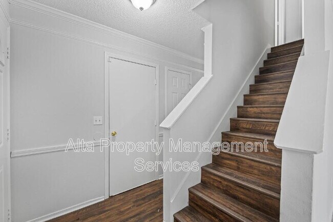 Building Photo - 517 Tuxedo Ct