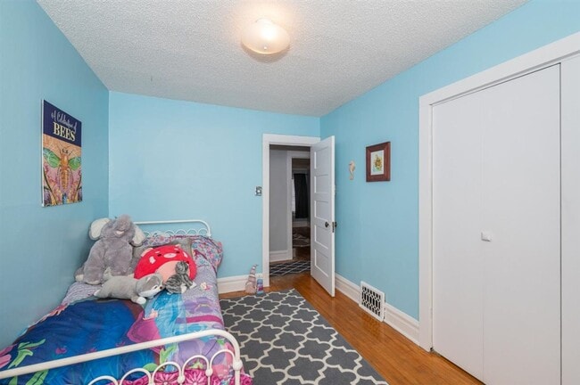 Building Photo - Duluth MN - 4 Bedroom - 2 Bathroom