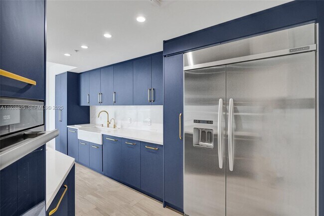 Building Photo - 848 Brickell Key Dr