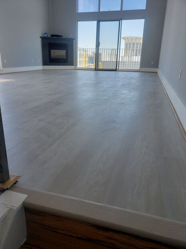 Building Photo - EPIC REA: Spacious Live/Work  Loft in SOMA with Rooftop Views