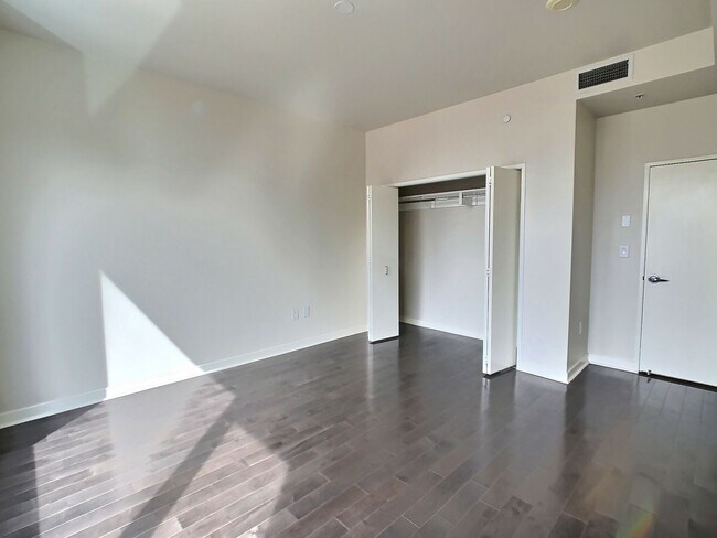 Building Photo - Gorgeous 1 Bedroom Condo at Axis