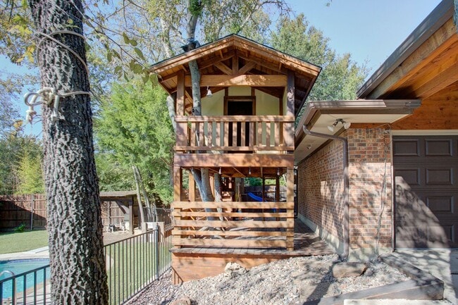 Building Photo - Available August 1st | 4 Bedroom Home with...